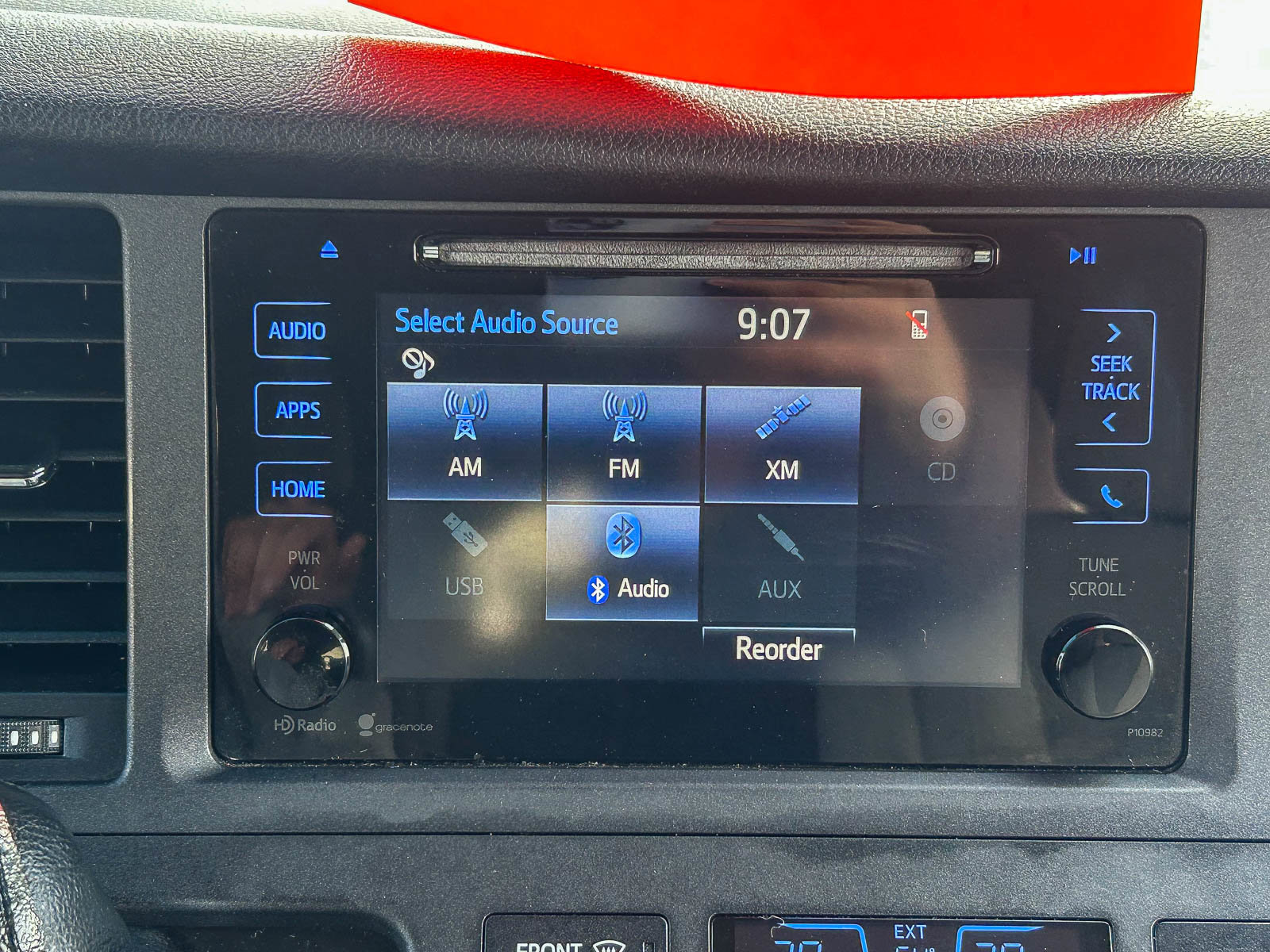 Used 2015 Toyota Sienna LE w/ Four Season Floor Mat Package image 14