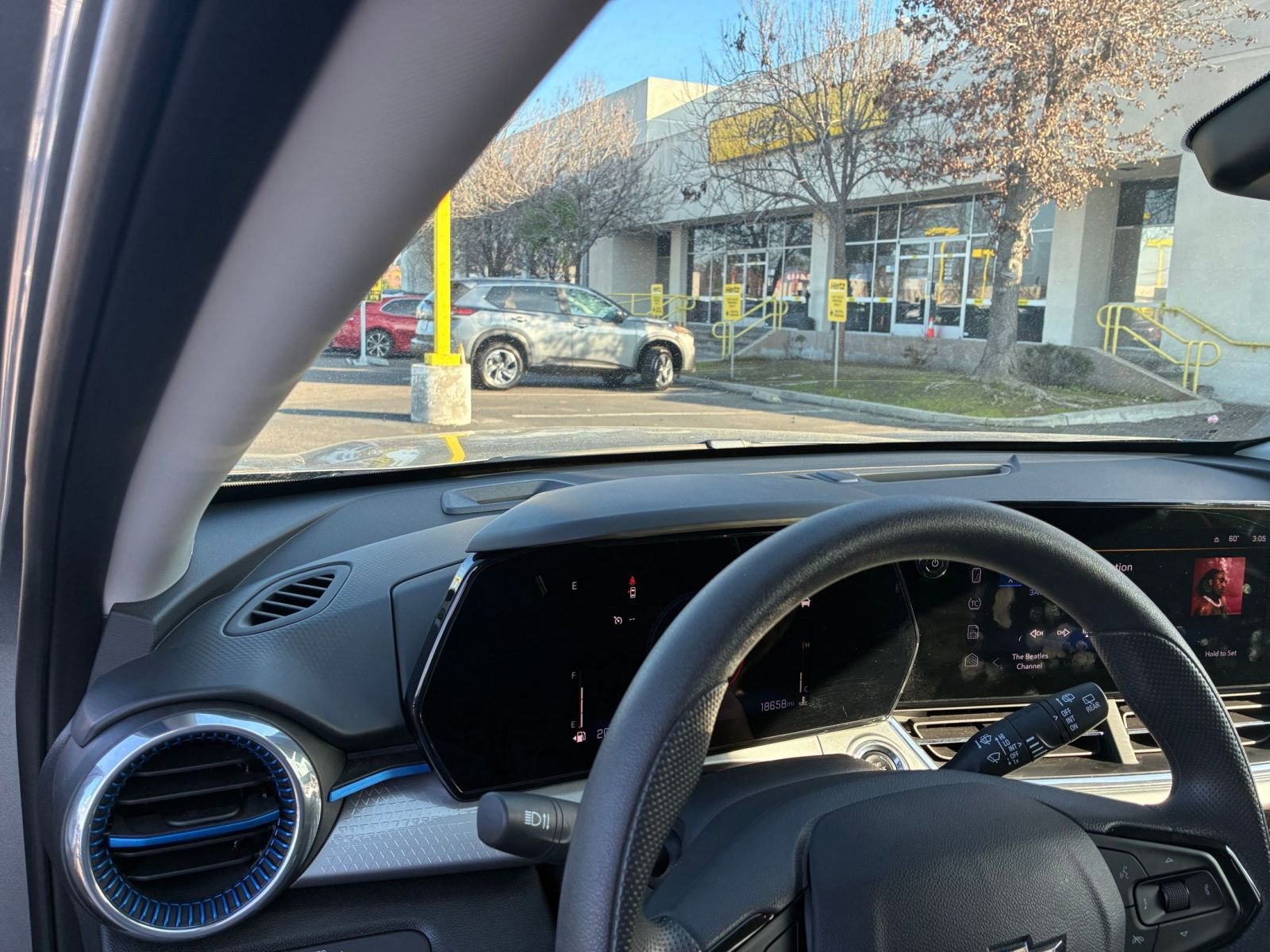 Used 2025 Chevrolet Trax LT image 32