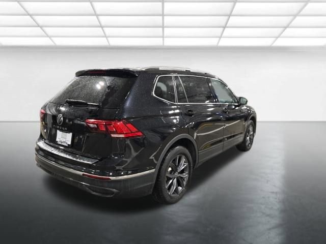 Used 2023 Volkswagen Tiguan SE w/ Panoramic Sunroof Package image 5