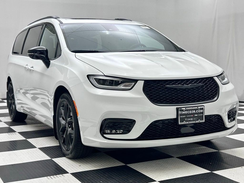 New 2026 Chrysler Pacifica Limited w/ S Appearance Package image 2