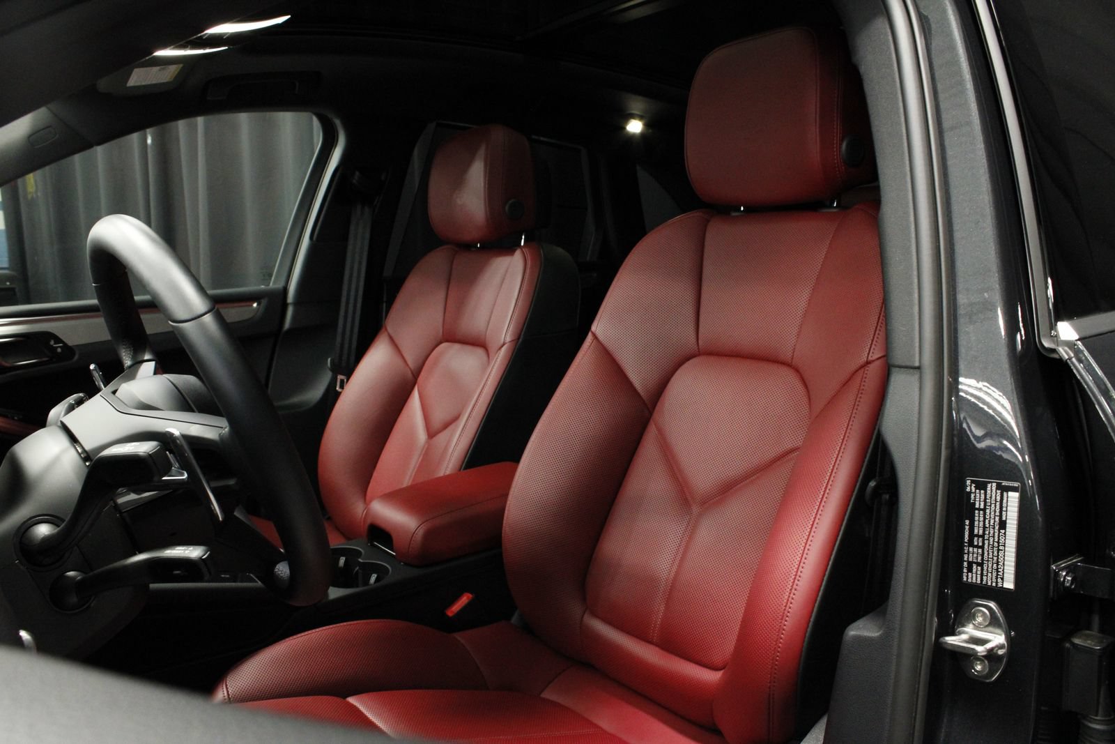 Certified 2025 Porsche Macan AWD/4WD image 19