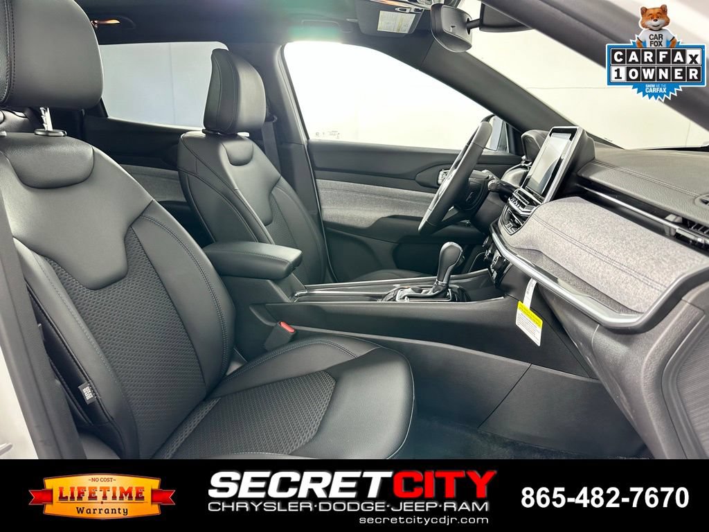 Used 2025 Jeep Compass Latitude w/ Sun & Sound Group AWD/4WD image 14