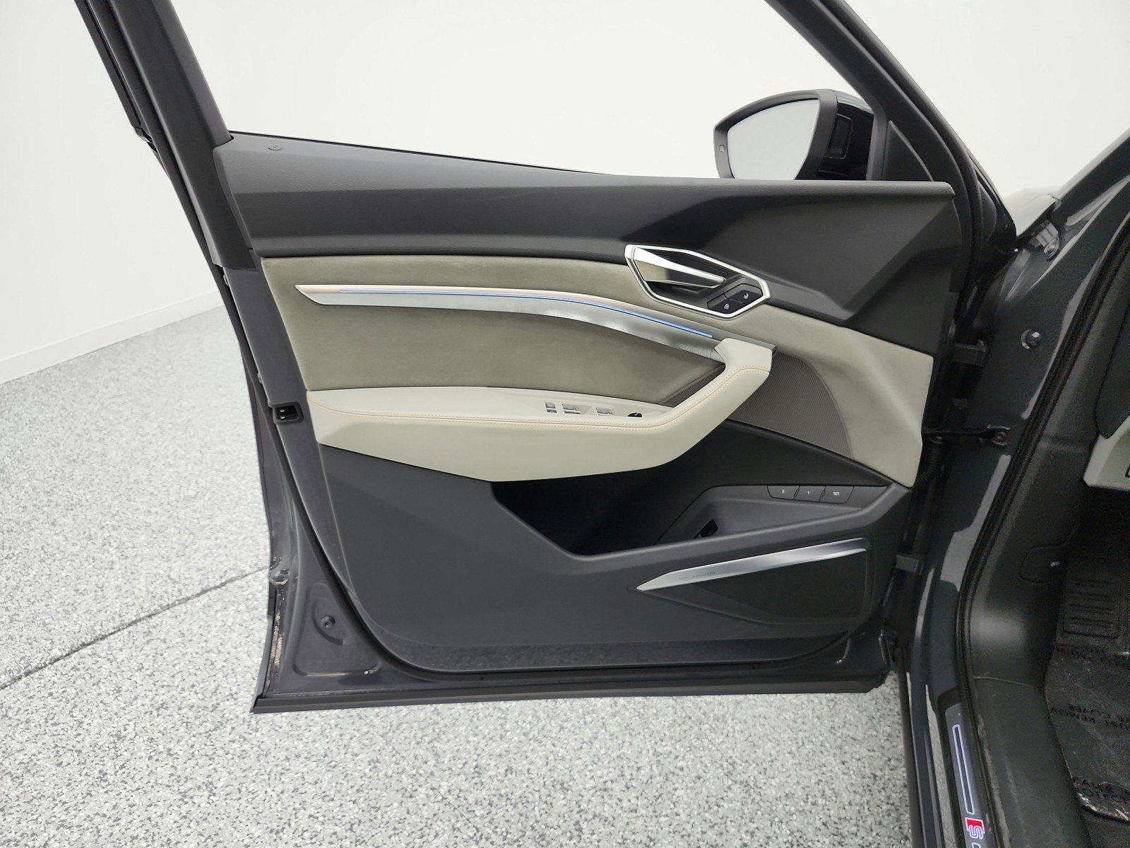 Used 2024 Audi Q8 e-tron Prestige w/ Prestige Package image 22