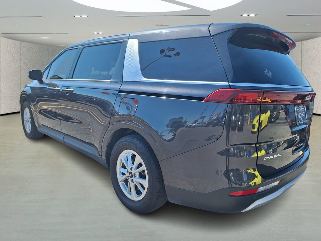 Used 2023 Kia Carnival LX image 3