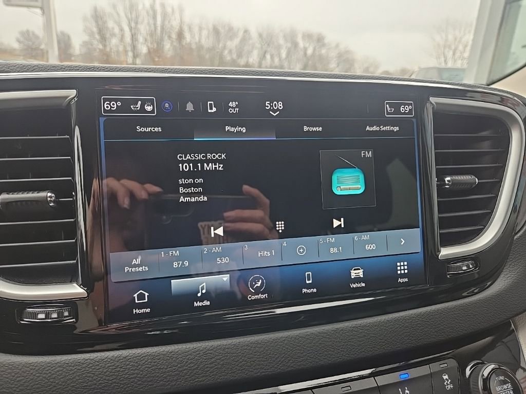 Used 2024 Chrysler Pacifica Touring-L image 44