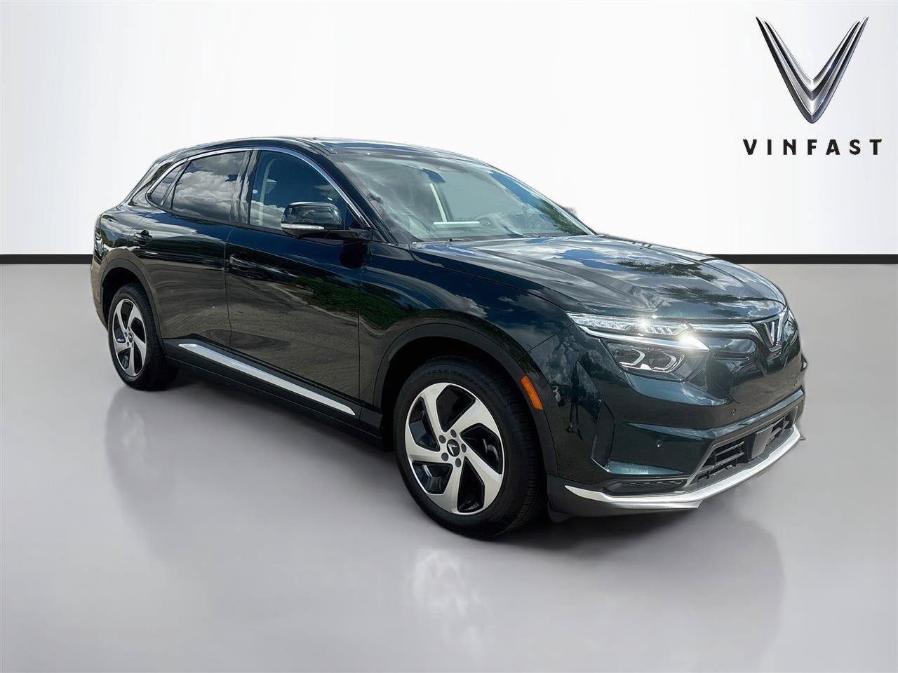 New 2027 VinFast VF 8 Eco AWD/4WD image 1