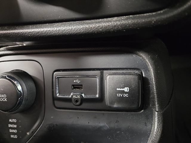 Used 2017 Jeep Renegade Latitude w/ Cold Weather Group AWD/4WD image 27