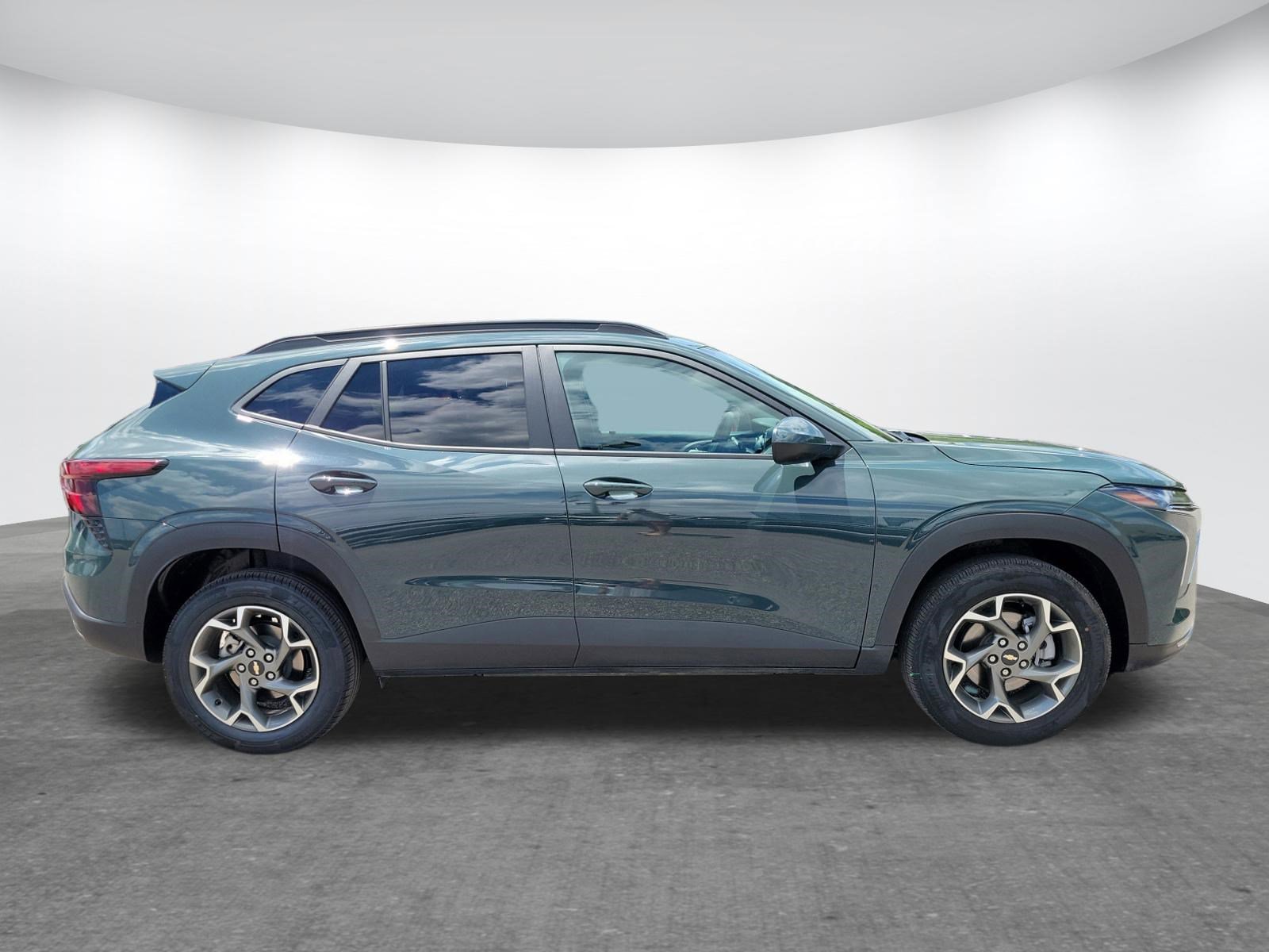 Used 2025 Chevrolet Trax LT FWD image 2