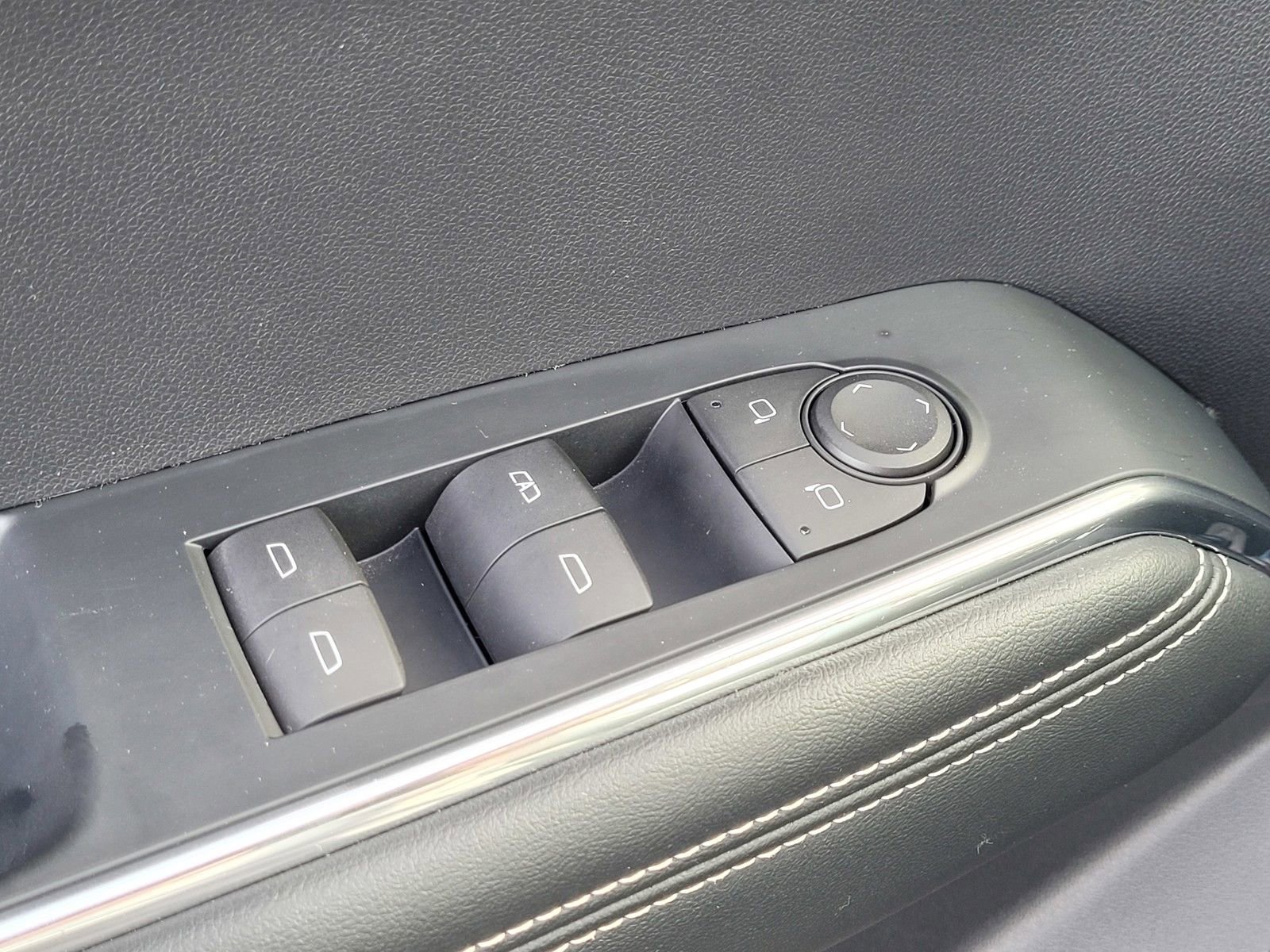 Used 2024 GMC Acadia Elevation image 18