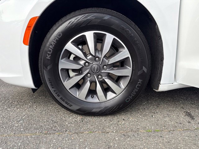 Used 2024 Chrysler Pacifica Limited FWD image 28