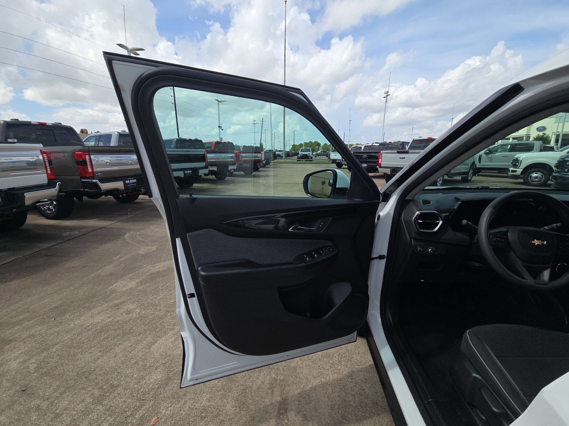 Used 2025 Chevrolet TrailBlazer LT AWD/4WD image 14