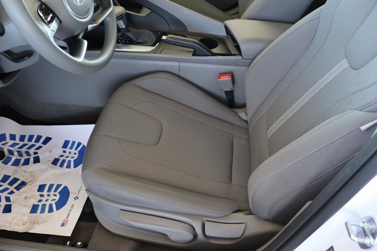 Used 2025 Hyundai Elantra SE image 13