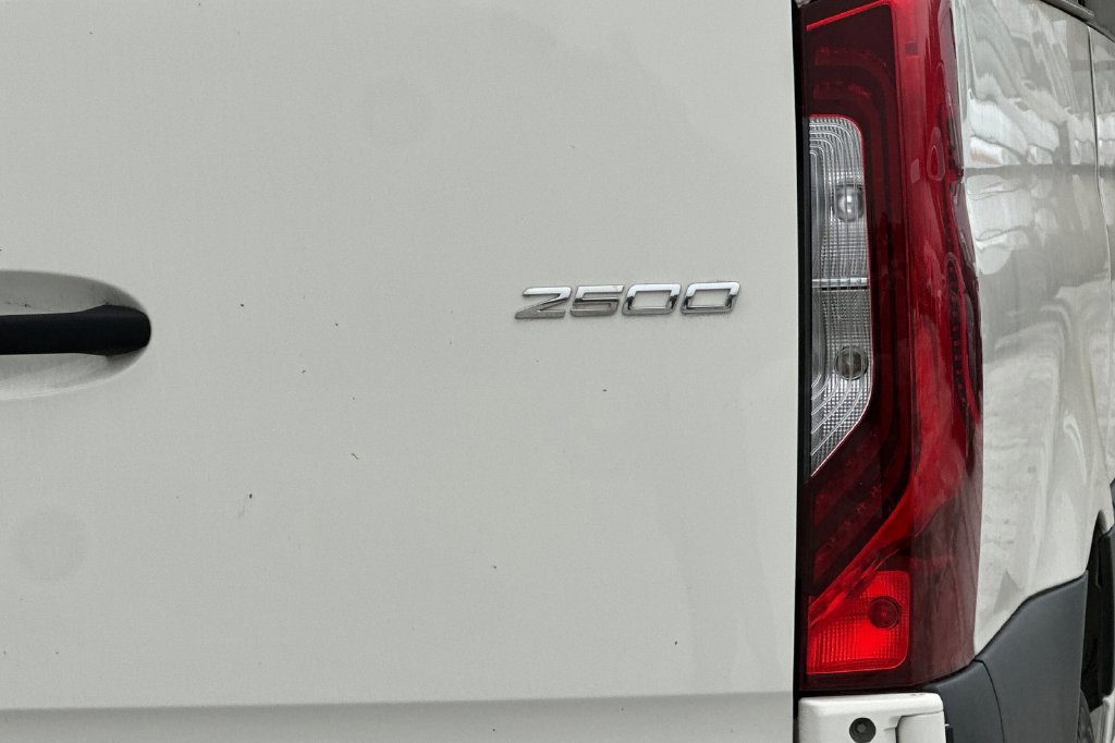 Used 2025 Mercedes-Benz Sprinter 2500 image 32