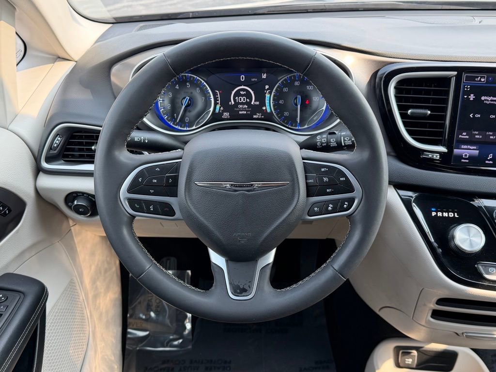 Used 2023 Chrysler Pacifica Touring-L image 25