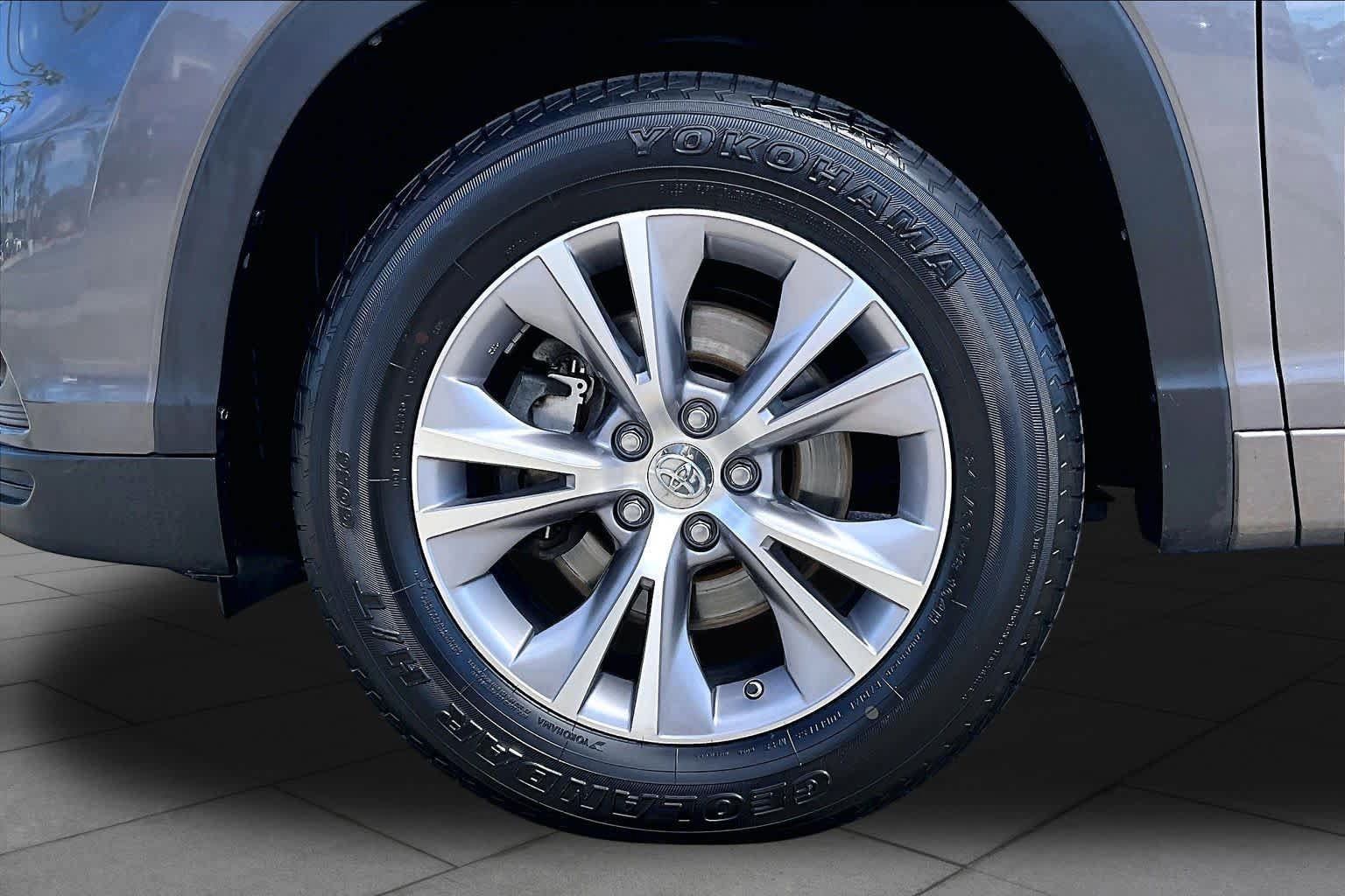 Used 2015 Toyota Highlander Plus FWD image 10