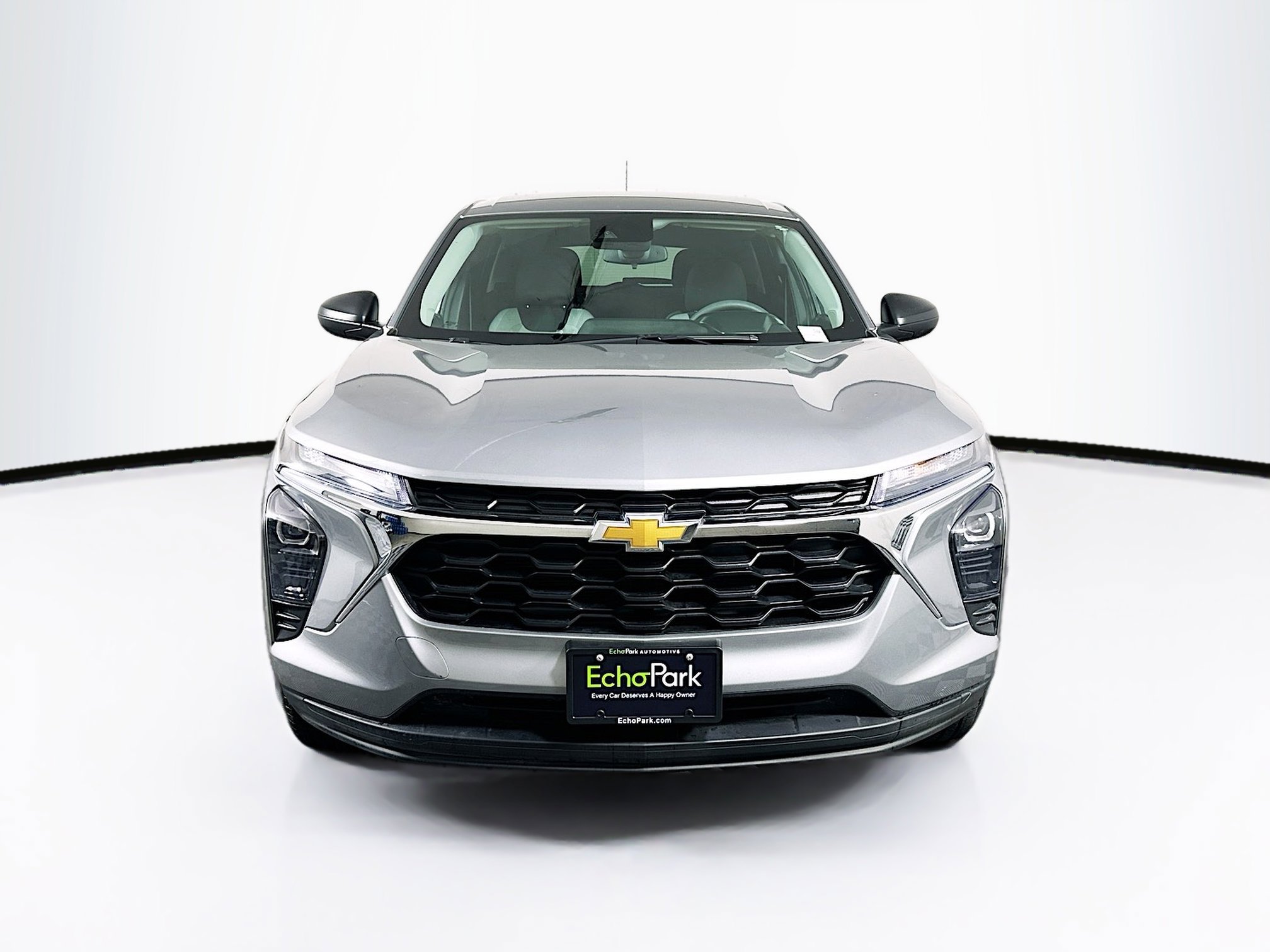 Used 2024 Chevrolet Trax LS w/ Driver Confidence Package FWD image 2