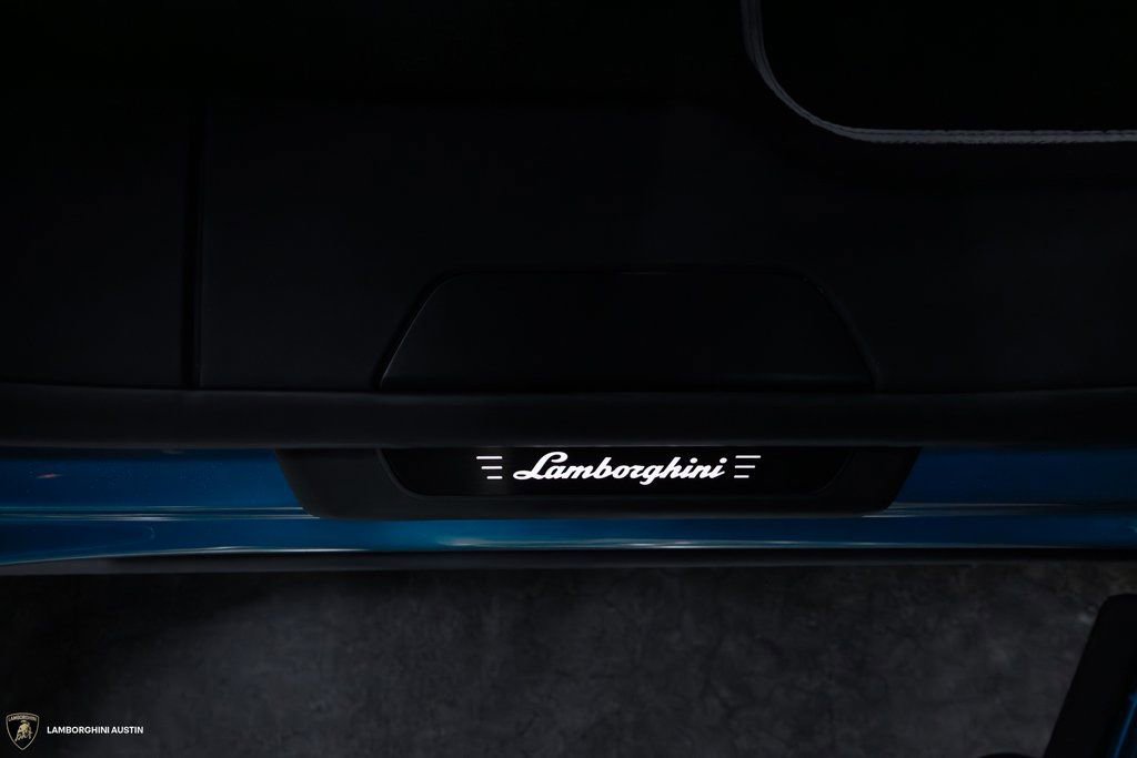 Used 2025 Lamborghini Urus SE image 40