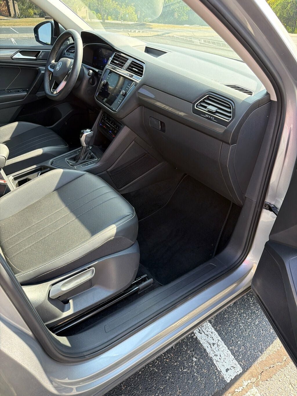 Used 2023 Volkswagen Tiguan SE FWD image 12