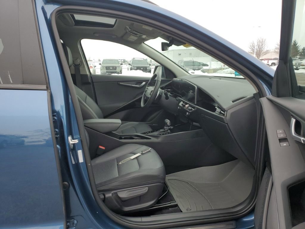 Used 2023 Kia Niro SX Touring image 43