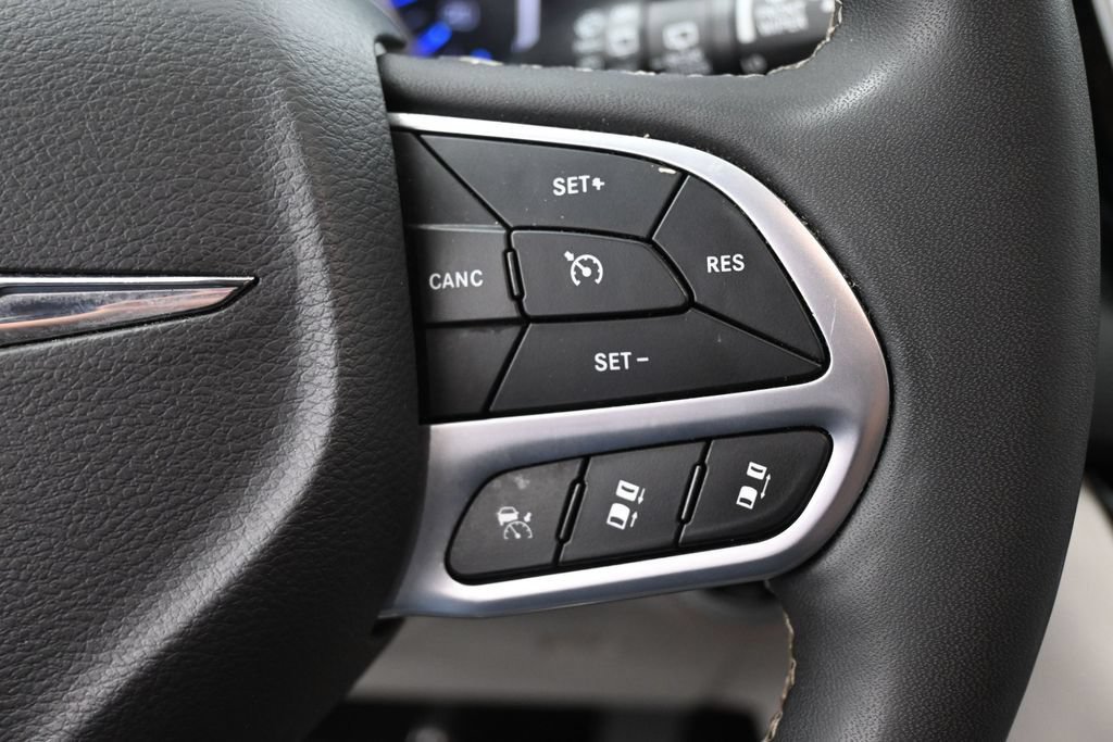Used 2024 Chrysler Pacifica Touring-L FWD image 31