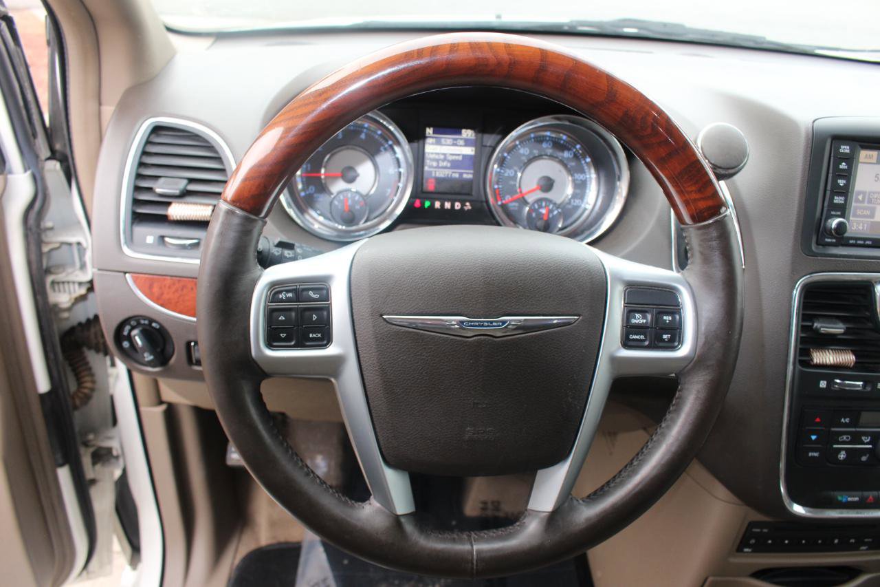 Used 2013 Chrysler Town & Country Limited w/ Trailer Tow Group FWD image 19