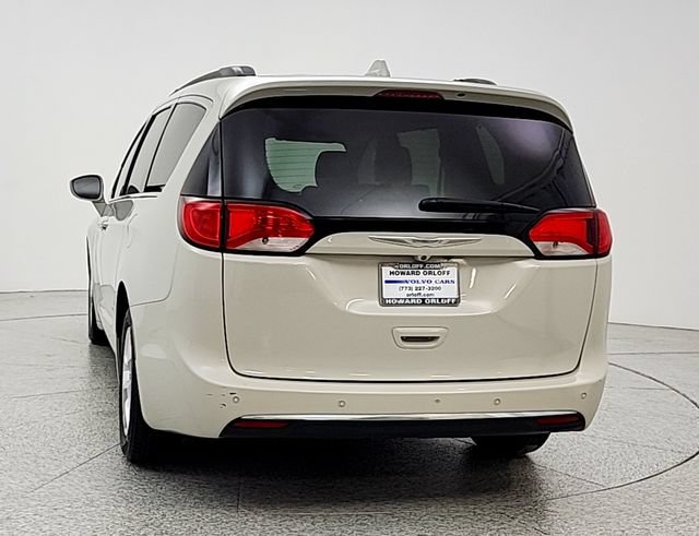 Used 2017 Chrysler Pacifica Touring-L w/ Tire & Wheel Group FWD image 6