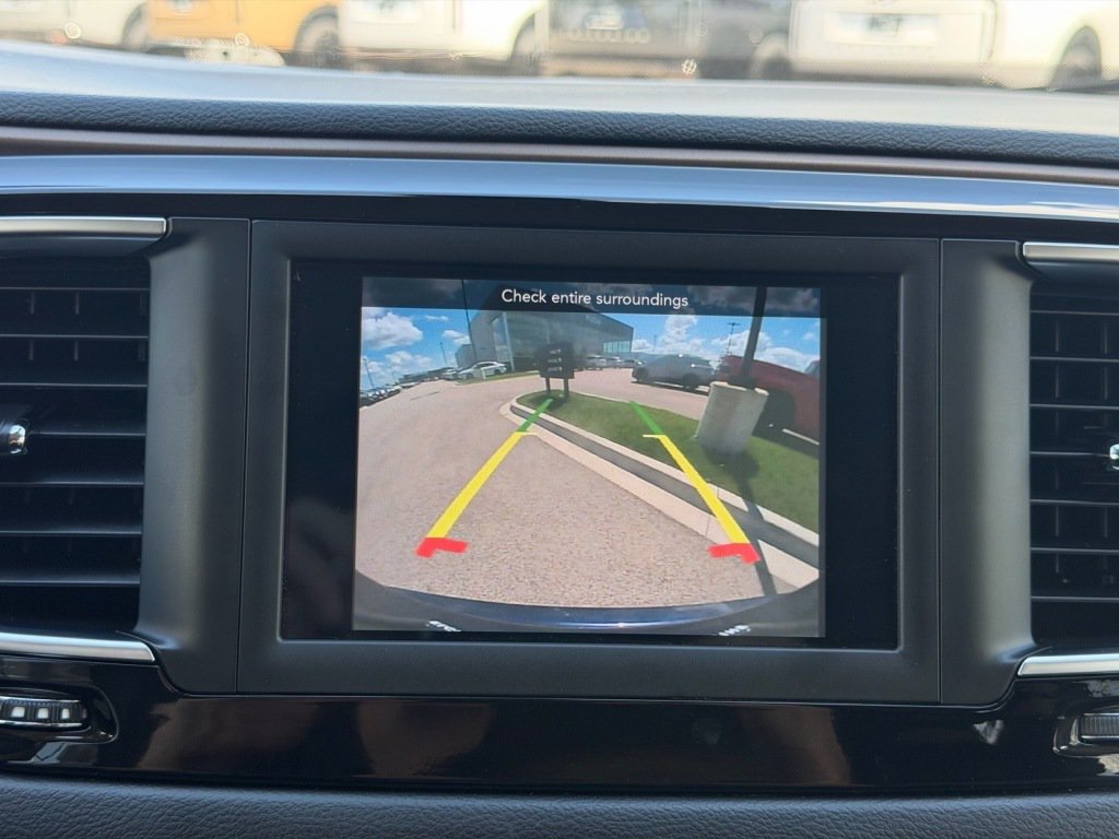 Used 2018 Chrysler Pacifica Touring-L FWD image 16