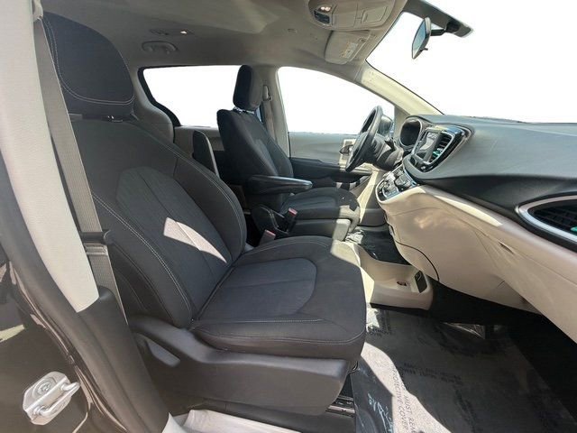 Used 2022 Chrysler Voyager LX image 11