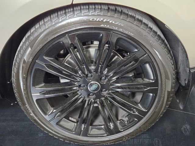 Used 2024 Land Rover Range Rover SE image 11