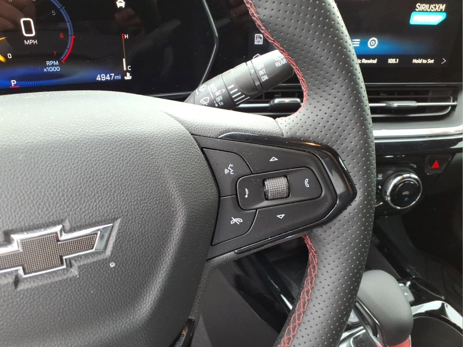 Used 2025 Chevrolet Trax RS w/ Sunroof Package FWD image 12
