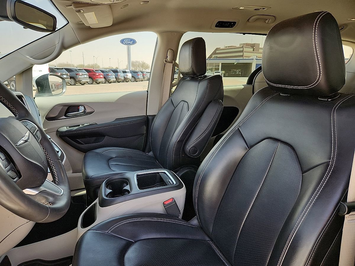 Used 2023 Chrysler Pacifica Touring-L FWD image 7