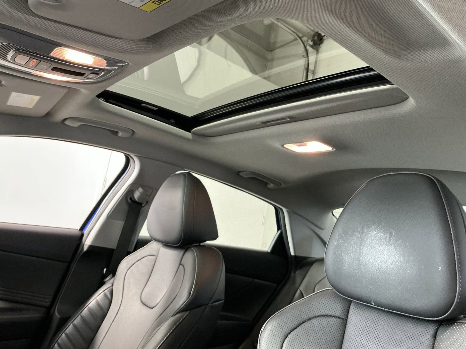 Used 2023 Hyundai Elantra Limited image 31