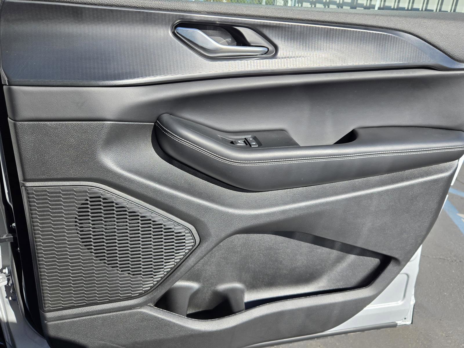 Used 2025 Jeep Grand Cherokee Laredo X image 32