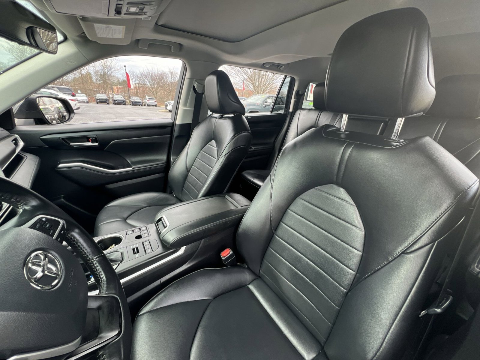 Used 2023 Toyota Highlander XLE image 13