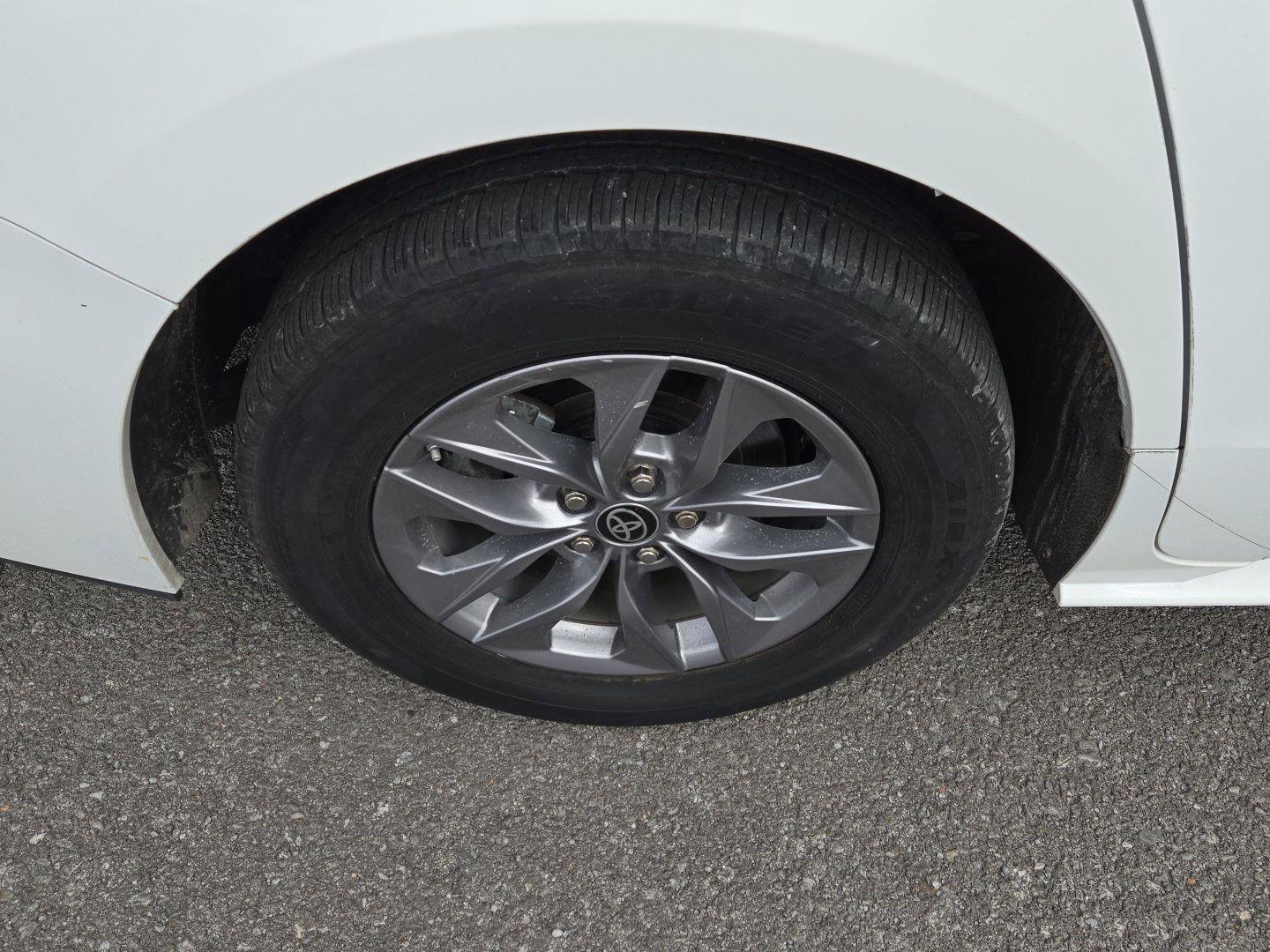 Used 2024 Toyota Sienna LE AWD/4WD image 10