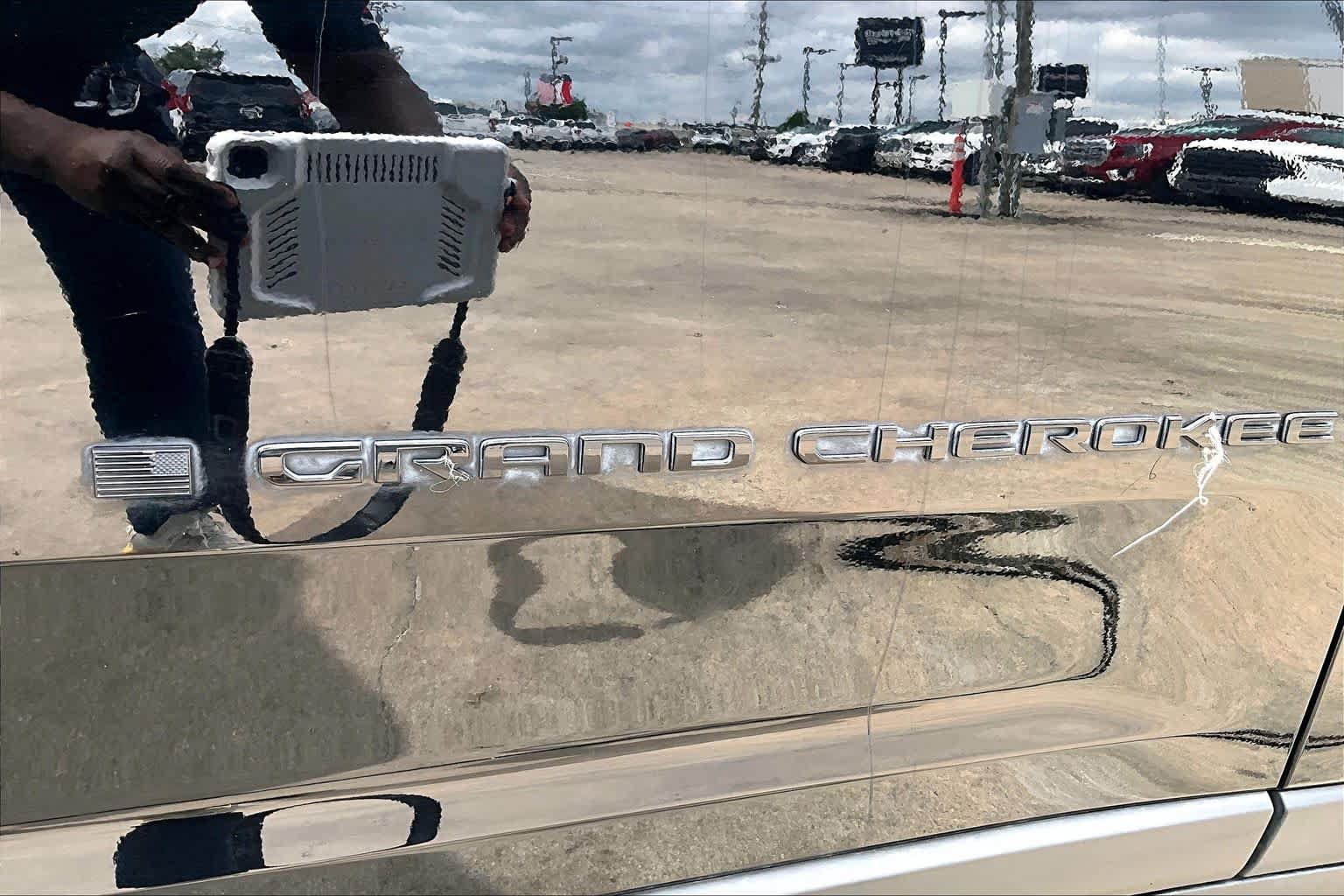 Used 2022 Jeep Grand Cherokee Laredo w/ Luxury Tech Group I AWD/4WD image 10