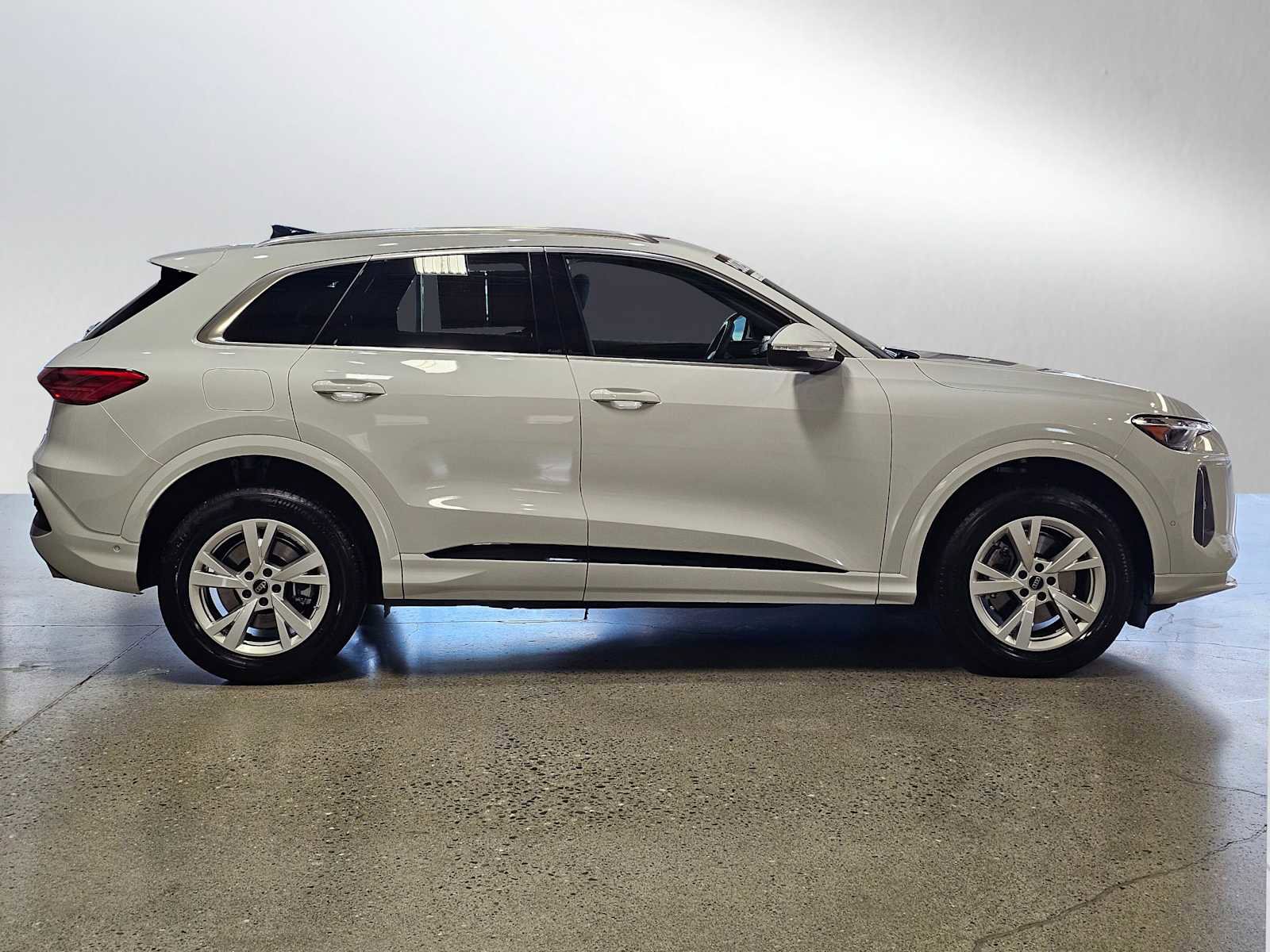 Certified 2025 Audi Q5 Premium image 8