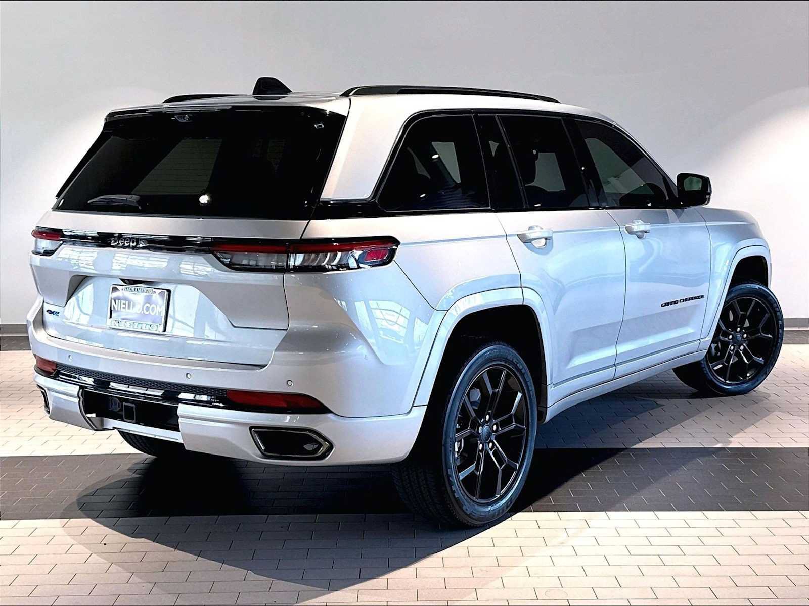 Used 2023 Jeep Grand Cherokee 30th Anniversary AWD/4WD image 10