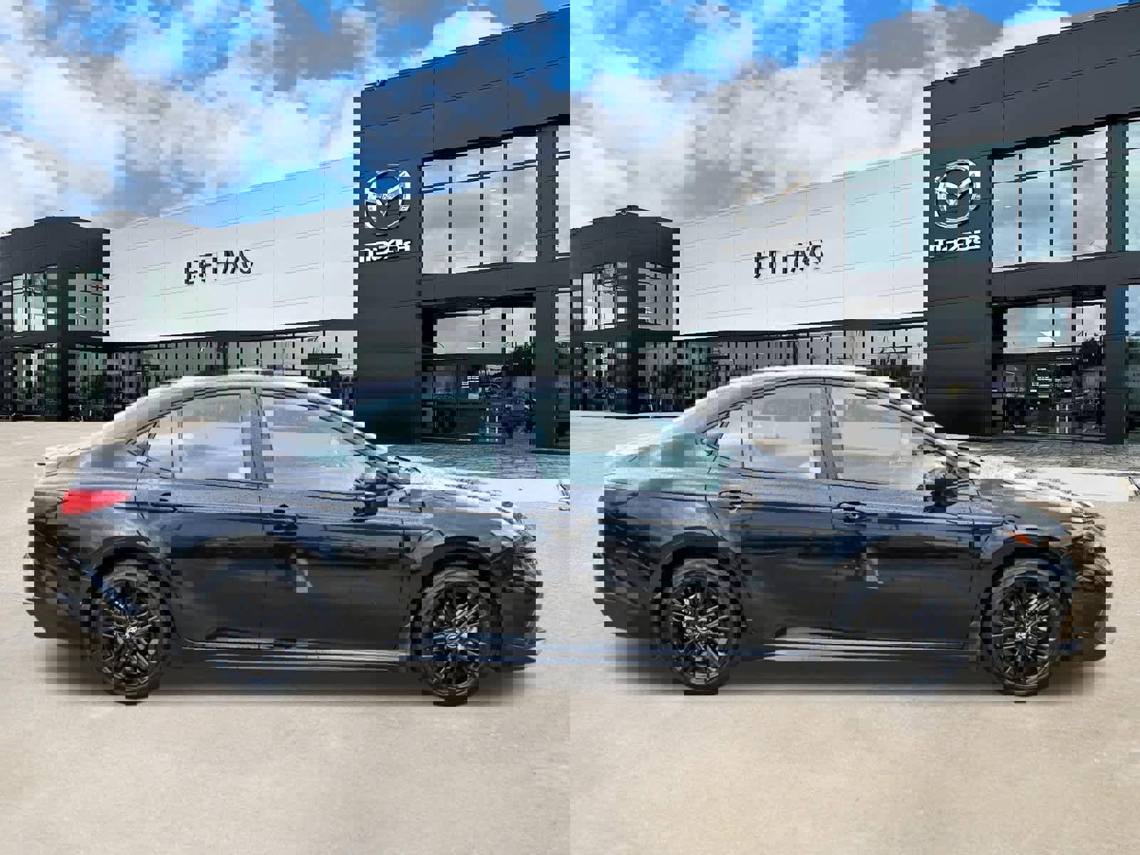 Used 2025 Toyota Camry SE w/ Convenience Package image 5