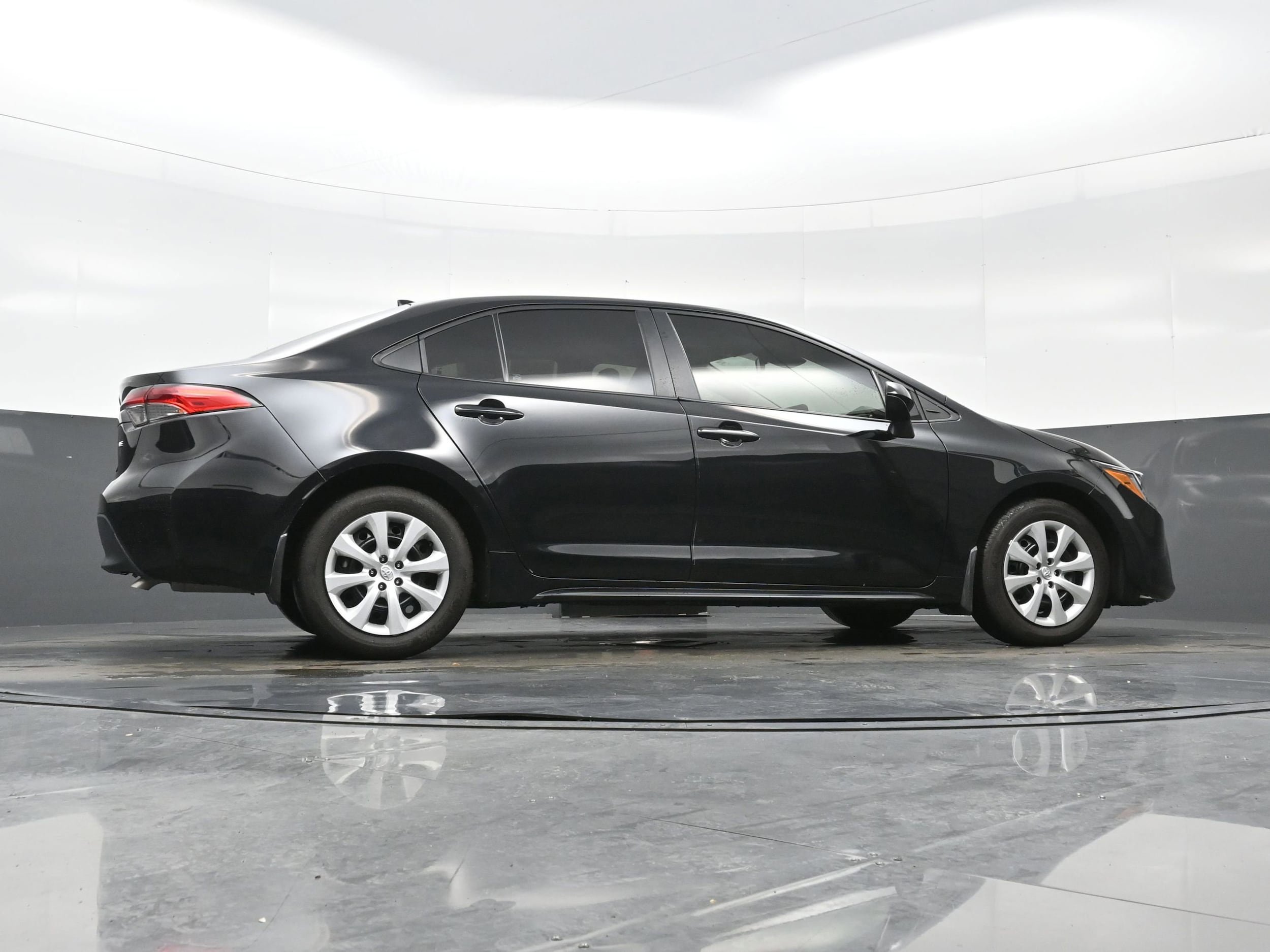 Used 2025 Toyota Corolla LE FWD image 31