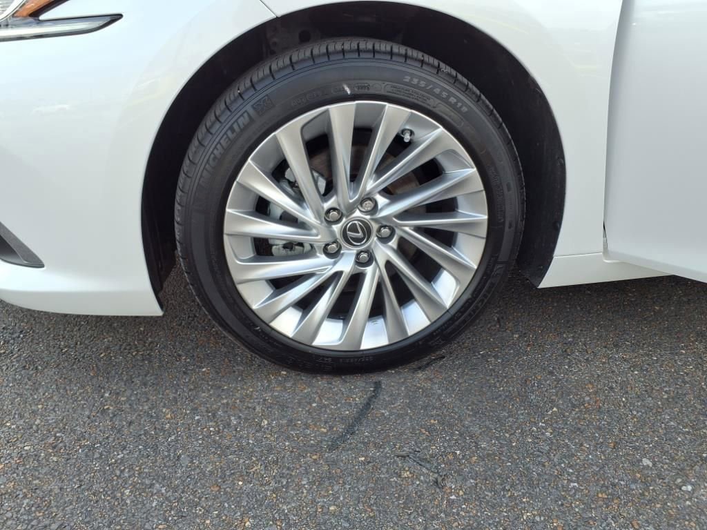 Used 2024 Lexus ES 300h w/ Luxury Package image 29