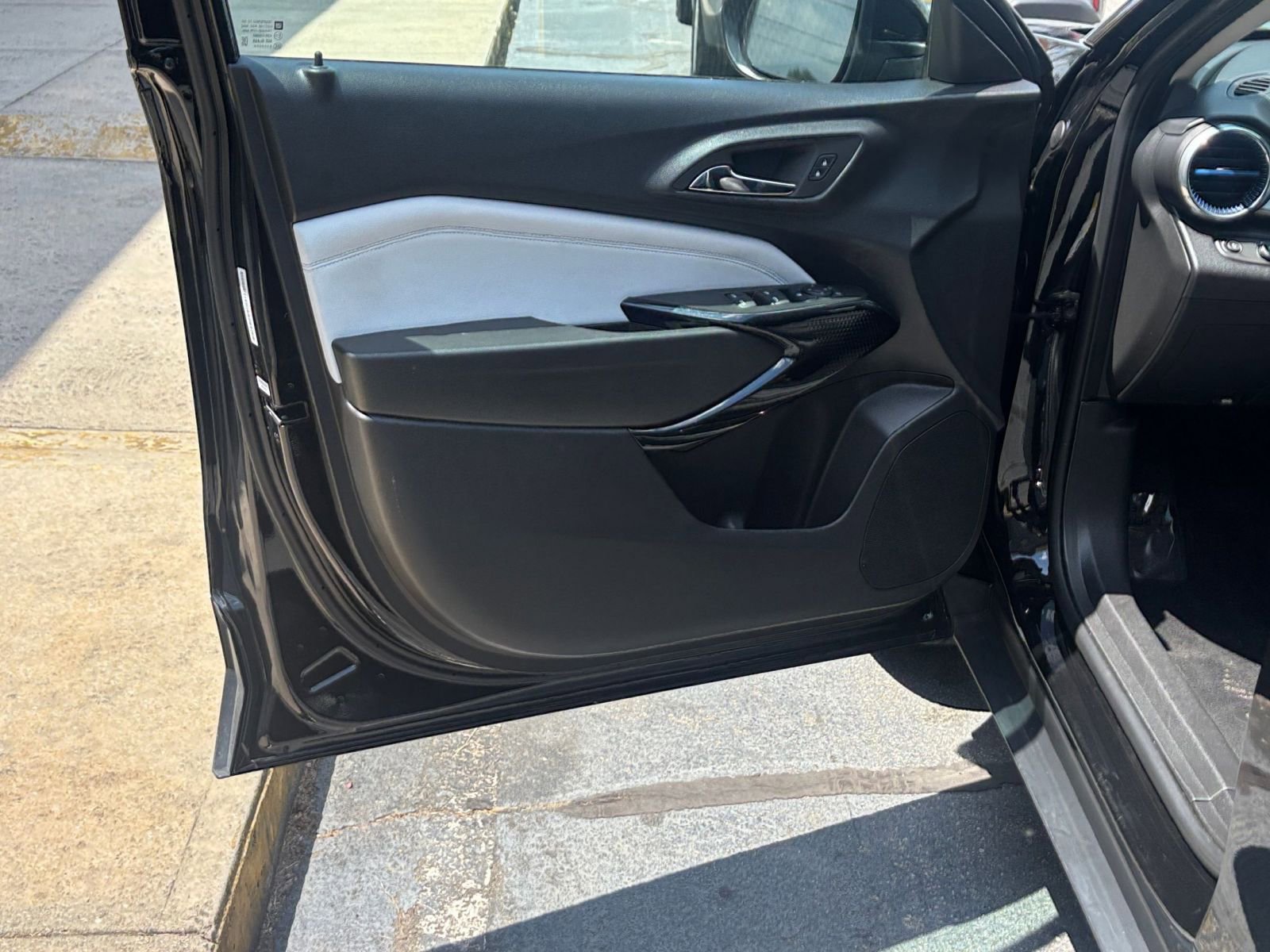 Used 2025 Chevrolet Trax LT FWD image 18