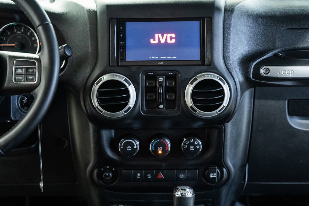 Used 2018 Jeep Wrangler Unlimited Rubicon w/ Connectivity Group image 30