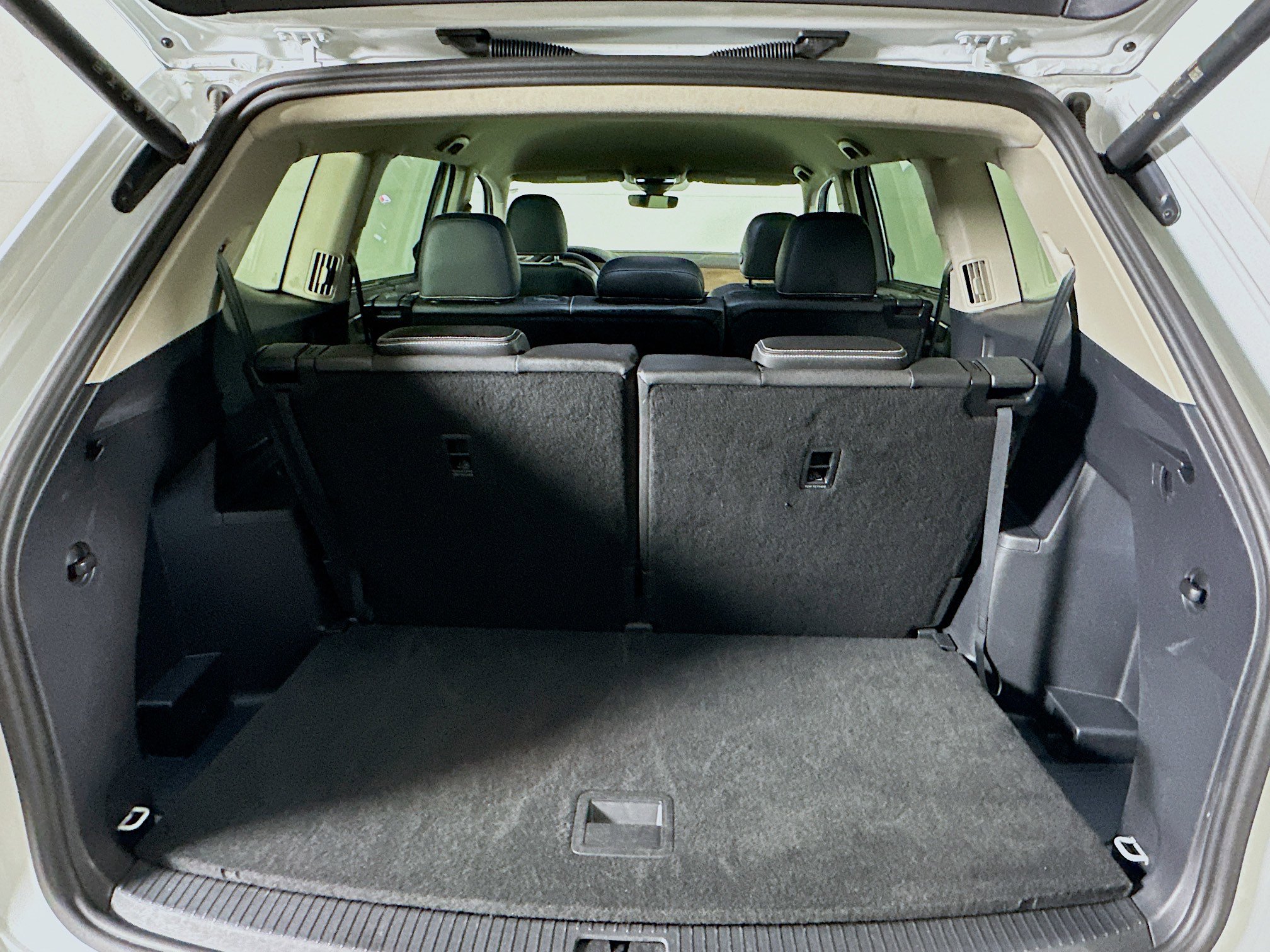 Used 2025 Volkswagen Atlas SE image 31