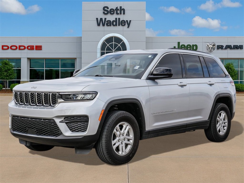 Used 2025 Jeep Grand Cherokee Laredo w/ Luxury Tech Group I image 3