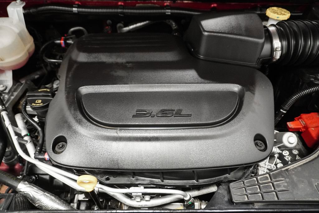 Used 2025 Chrysler Pacifica Select image 5