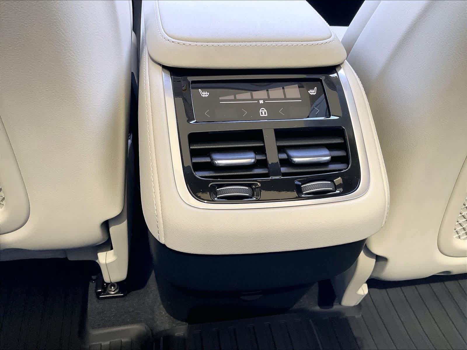 New 2027 Volvo XC90 B6 Ultra AWD/4WD image 16
