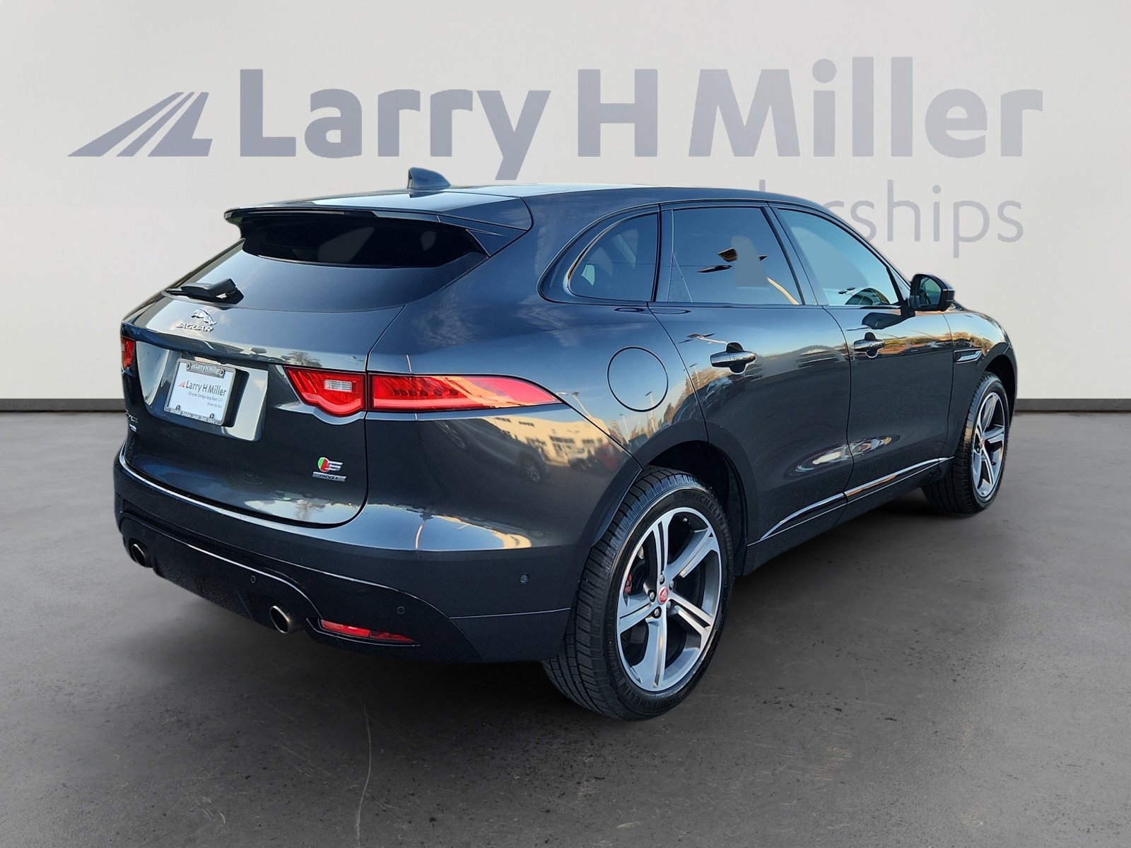 Used 2017 Jaguar F-PACE S image 6
