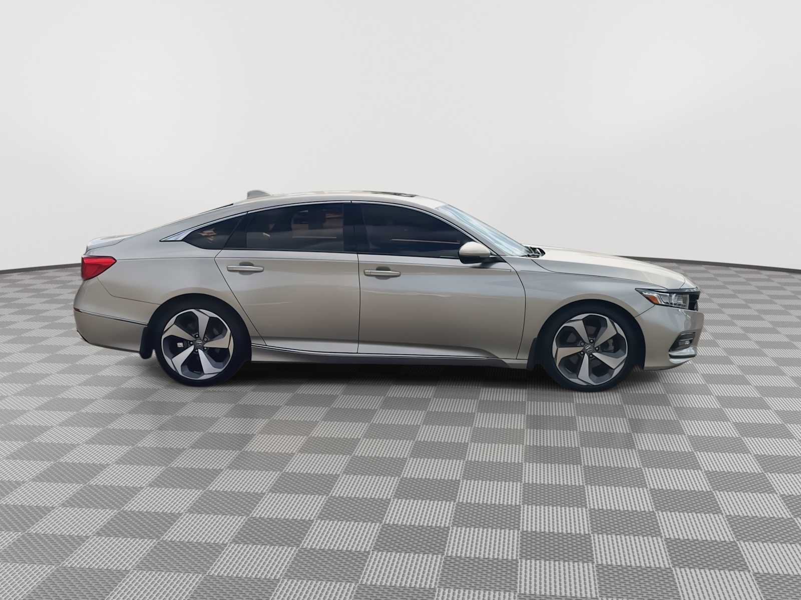 Used 2018 Honda Accord Touring image 9