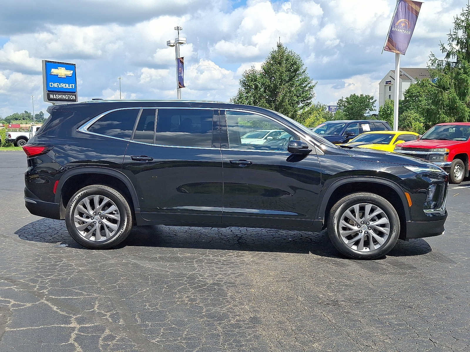Used 2025 Buick Enclave Preferred AWD/4WD image 7